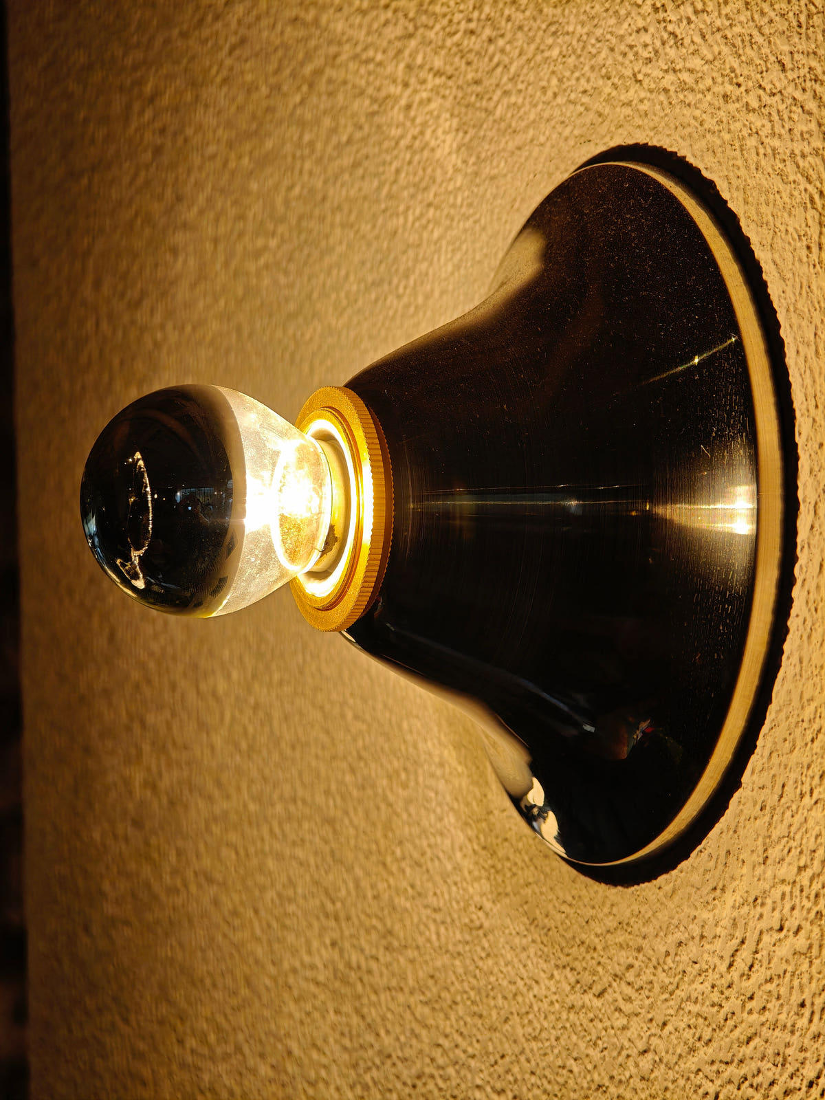 Eclipse" Magnetic Wall Lamp – lighting detail